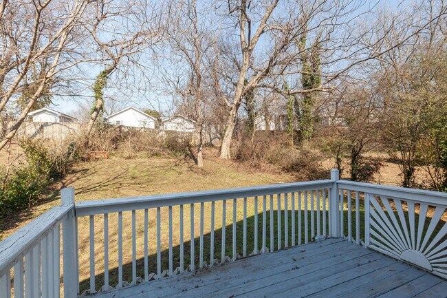 Building Photo - Spacious 3bd/2ba Bungelow w/ Rear Deck and Large Backyard!