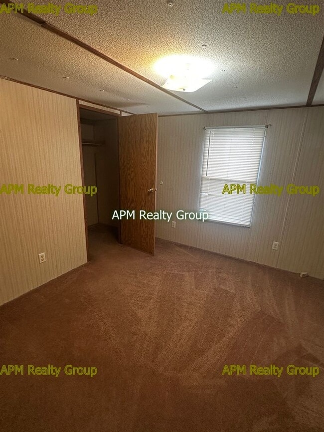 Building Photo - Private Country Feel Close to Downtown