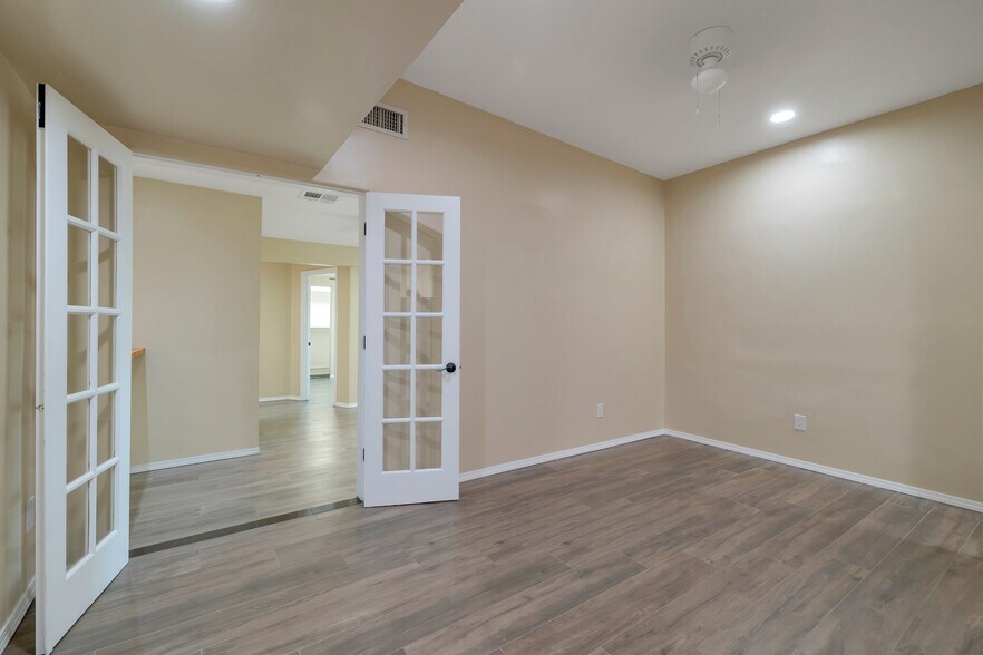 Building Photo - 5721 W Royal Palm Rd