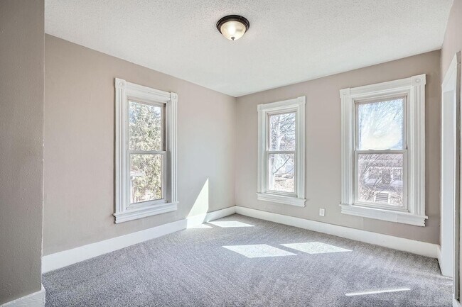 Building Photo - 707 Jenks Ave E