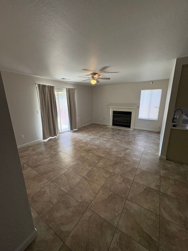 Building Photo - 4 Bed 2 Bath Single Family Home in Hanford!