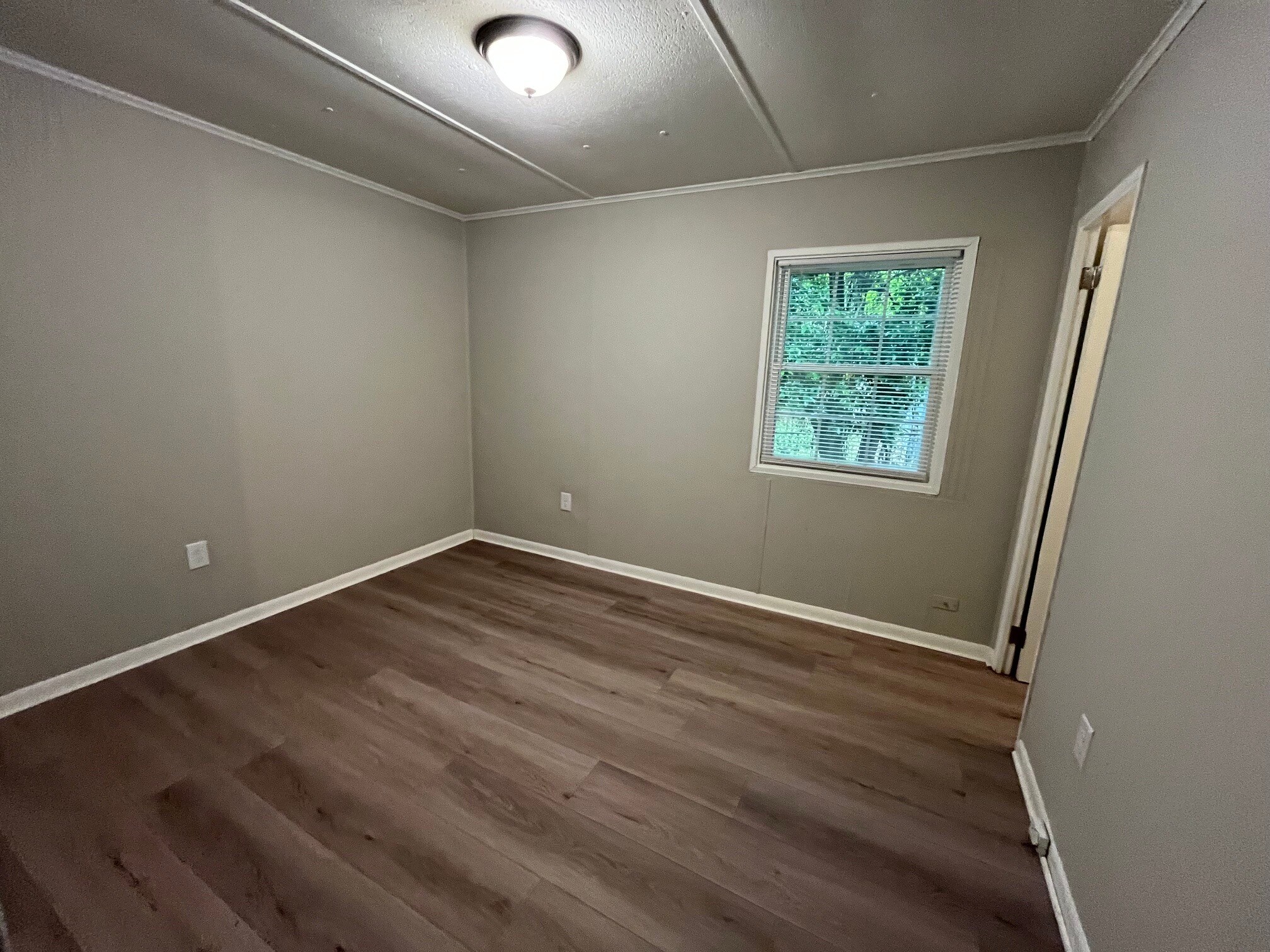 Building Photo - 5901 Leone Dr W