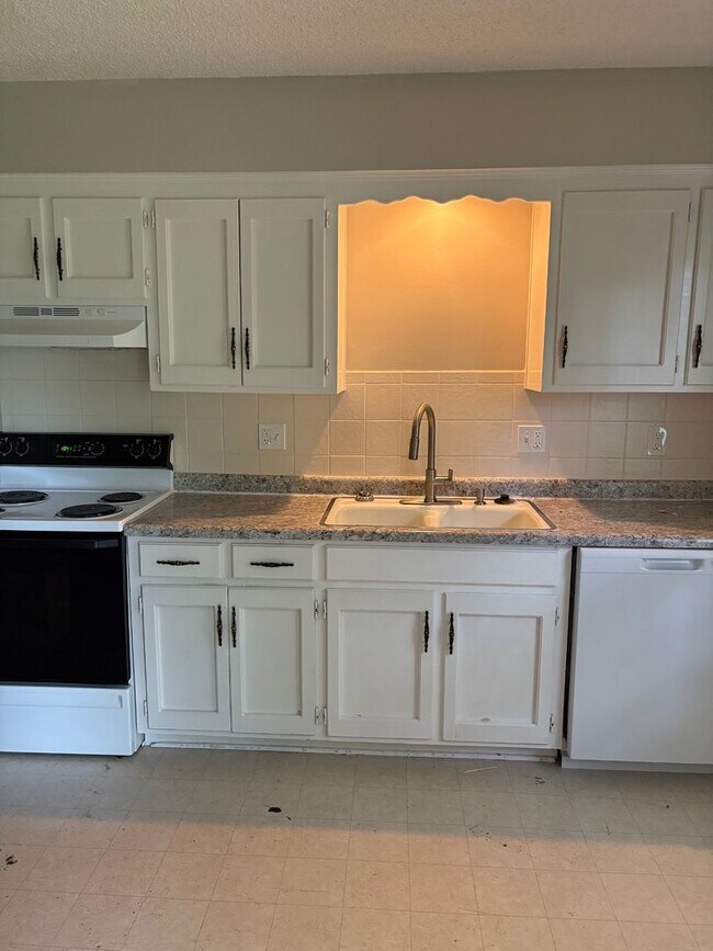 Building Photo - 311 Hawthorne Ct