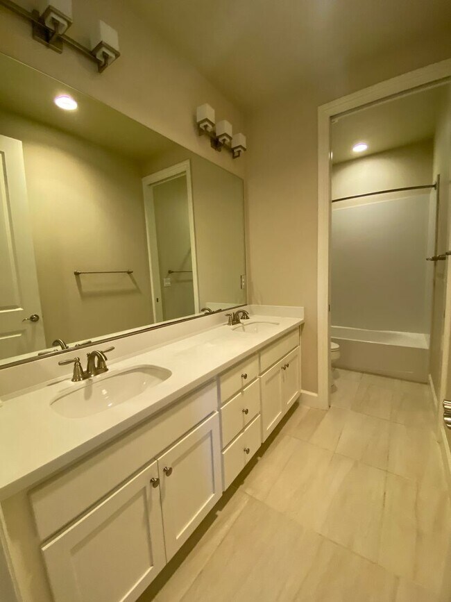 Building Photo - Pleasanton End Unit Andares Townhouse 3 BD...