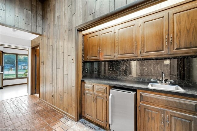 Building Photo - 2411 S 46th St