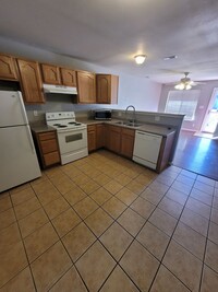 Building Photo - 2bd/1.5bth townhouse