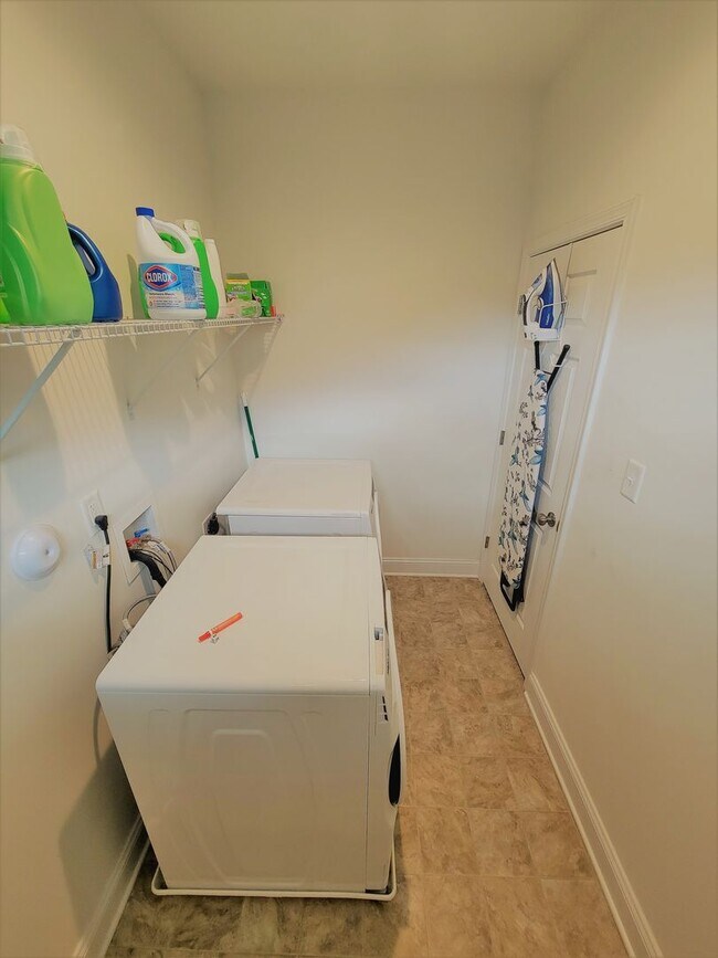 Building Photo - Beautiful end unit townhouse in Cosby Village with loads of extras.