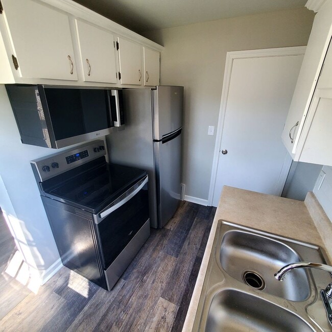 Building Photo - Modern 2-Bed, 1-Bath Duplex with Garage & Basement Storage