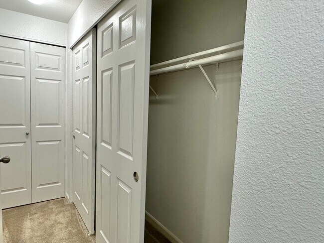Building Photo - New Price! Convenient 1 bed condo is desir...