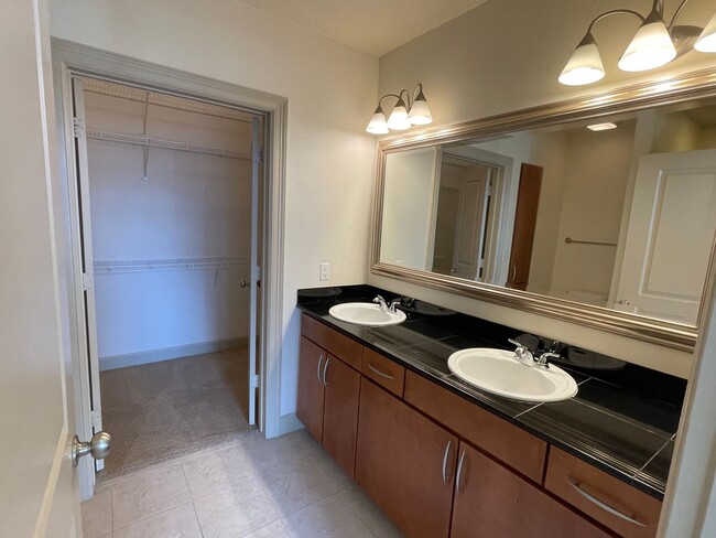 Building Photo - 2 Bedroom, 2 Bathroom Spacious Condo with ...