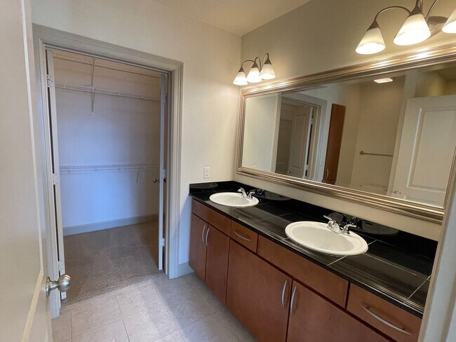 Building Photo - 2 Bedroom, 2 Bathroom Spacious Condo with Dining & Living Room within Heart of Buckhead