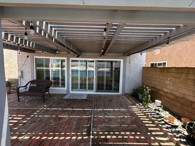 Building Photo - Dazzling Lake Summit Lake View Single Family Home!