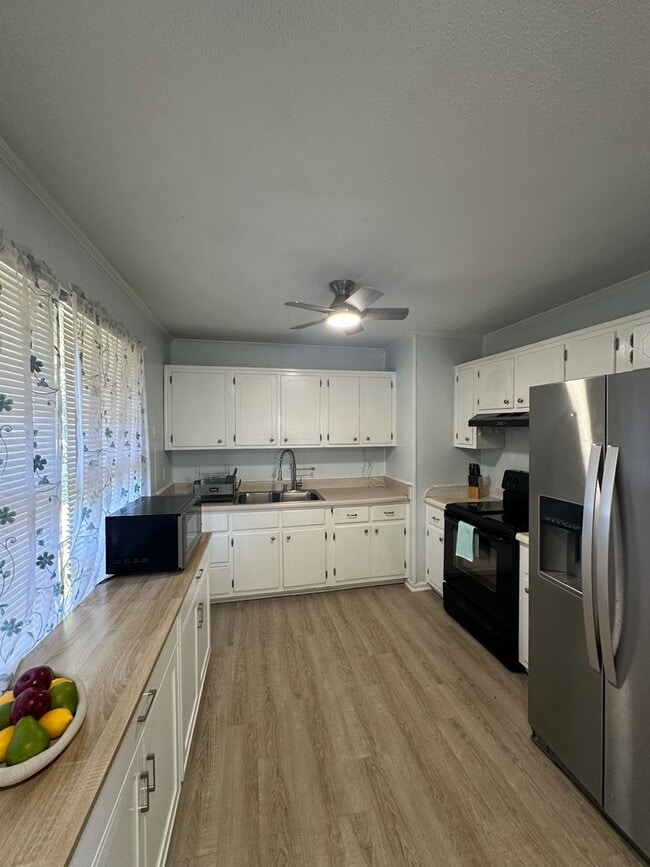 Building Photo - 3 bedroom home near Wire Park