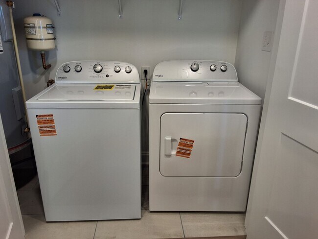 Building Photo - Knoxville 37921 - Fully Furnished - 3 bedroom, 2 bath home - Contact Sharon Arnwine (865) 313-7215