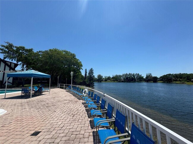 Building Photo - 3720 Inverrary Dr