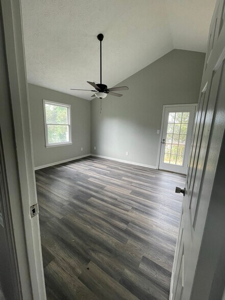 Building Photo - 45 Dawn Ln