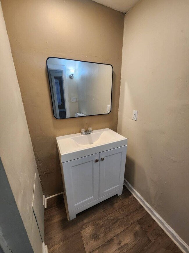 Building Photo - Charming 5-Bedroom Property in Prime Location (Section 8 vouchers Accepted)