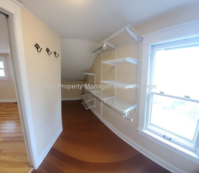 Building Photo - Craftsman Style, Modern Amenities Steps fr...
