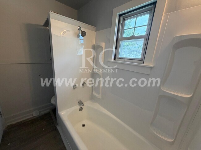 Building Photo - 9 Cronkhite-