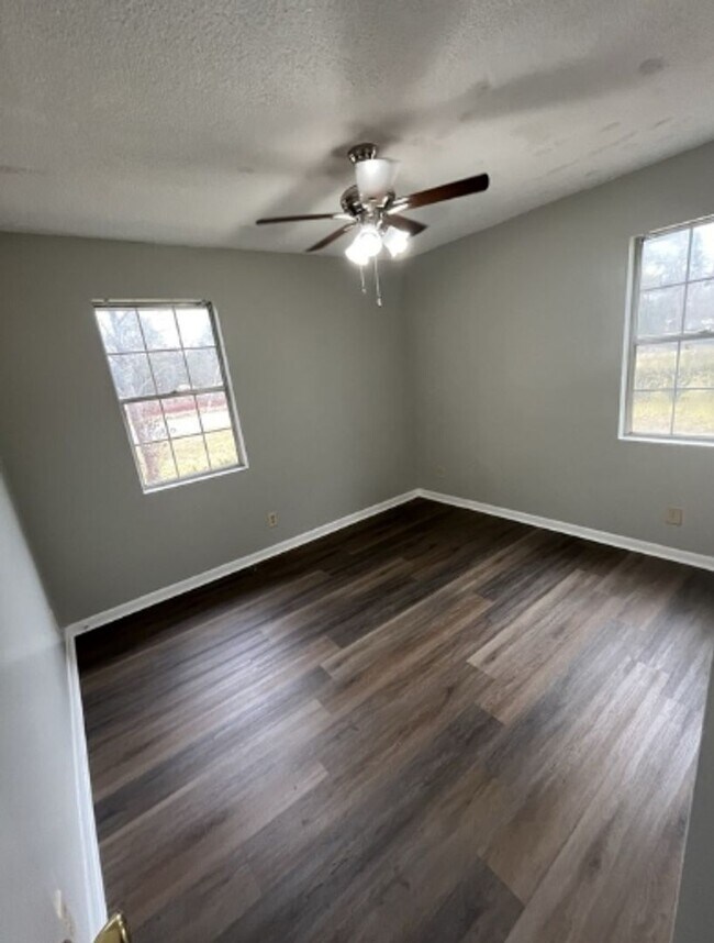 Building Photo - 3 Bed/1 Bath Home