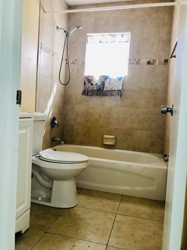 Building Photo - 3 BED 1 BATH DUPLEX. FENCED YARD!