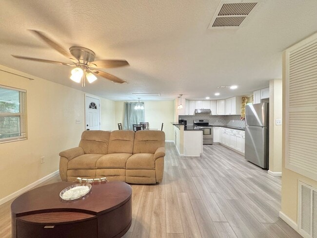 Building Photo - Furnished Apartment - Auburndale
