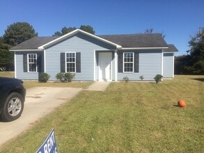 Building Photo - Beautiful Home with a Great Location In Town