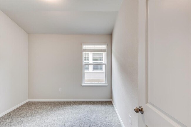 Building Photo - 4905 Hazelnut Ln