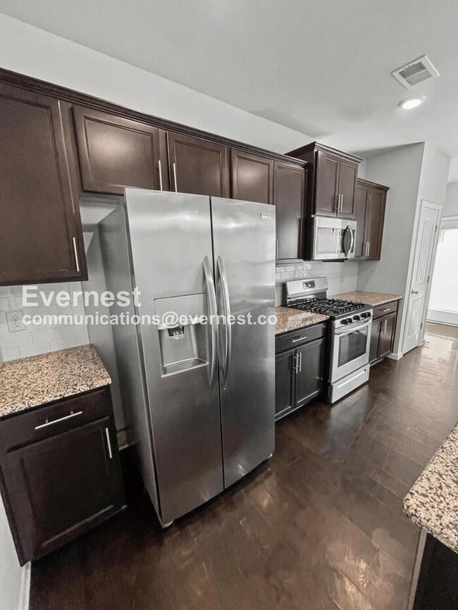 Building Photo - 3 Bed/2.5 Bath Townhome with Garage / Pet-Friendly / Available Now!