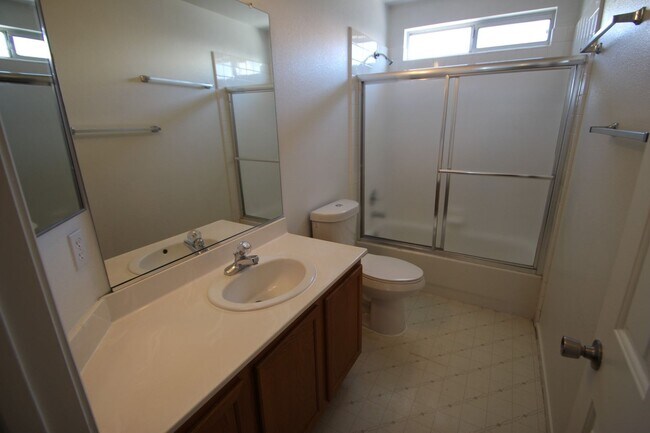 Building Photo - Green Valley area single story home with 3...