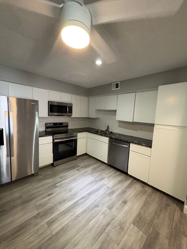 Building Photo - Spacious 3 Bed, 3 Bath Home with 1-Car Garage in Desirable Kansas City Northland Location