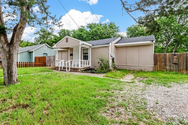 Building Photo - Charming 2 bedroom, 1 bathroom home located near Historic McKinney!!