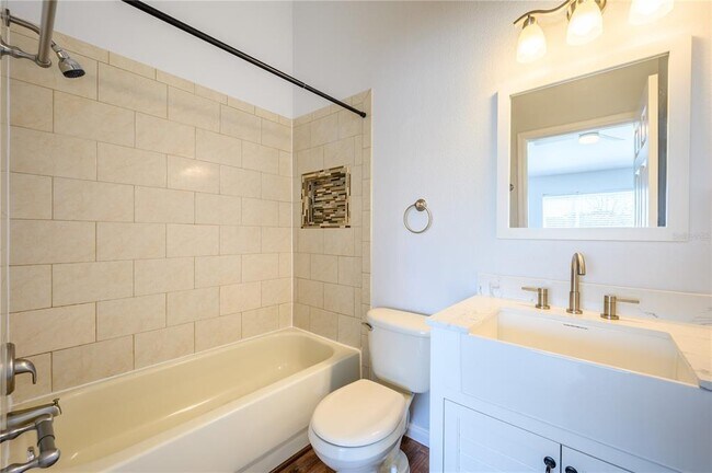 Building Photo - 1242 Vineland Pl