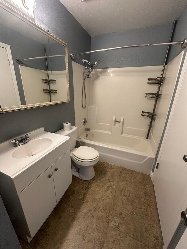 Building Photo - Beautiful 4-Bedroom, 2-Bath Home with Classic Layout and Large Yard