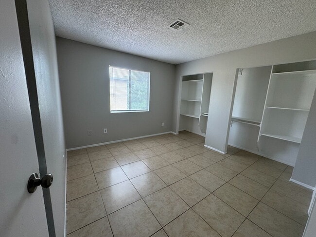 Building Photo - 3 Bed / 2 Bath Apartment Available for rent- East Las Vegas