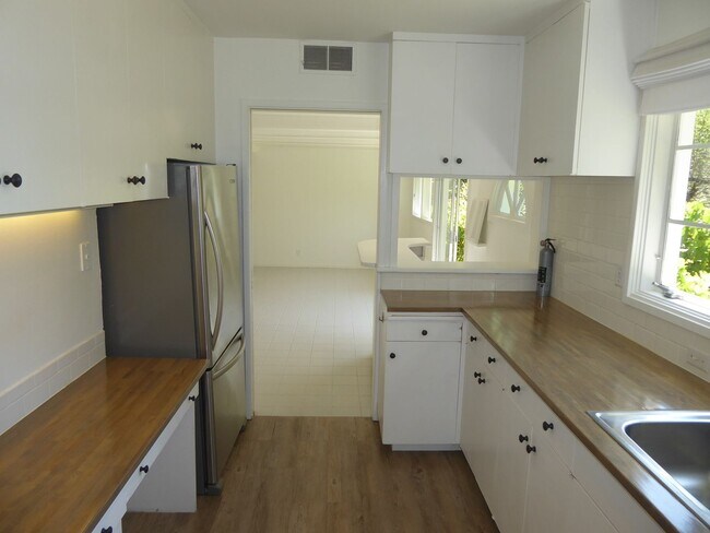 Building Photo - SPACIOUS AND SECLUDED THREE BED / TWO BATH HOME IN ROSS WITH POOL