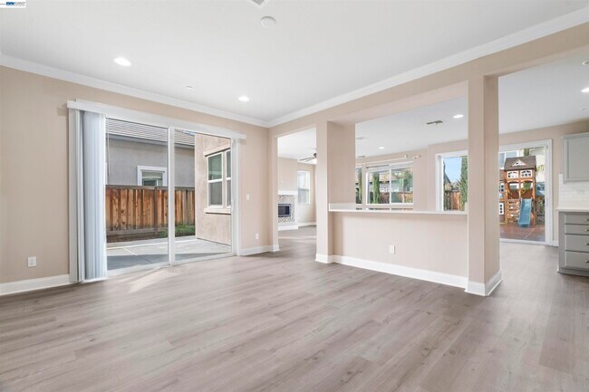 Building Photo - 967 Dainty Ave