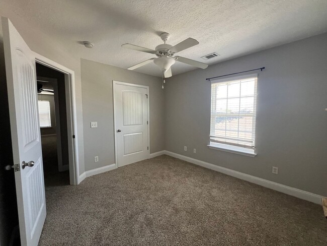 Building Photo - 4 bed 2.5 bath home!