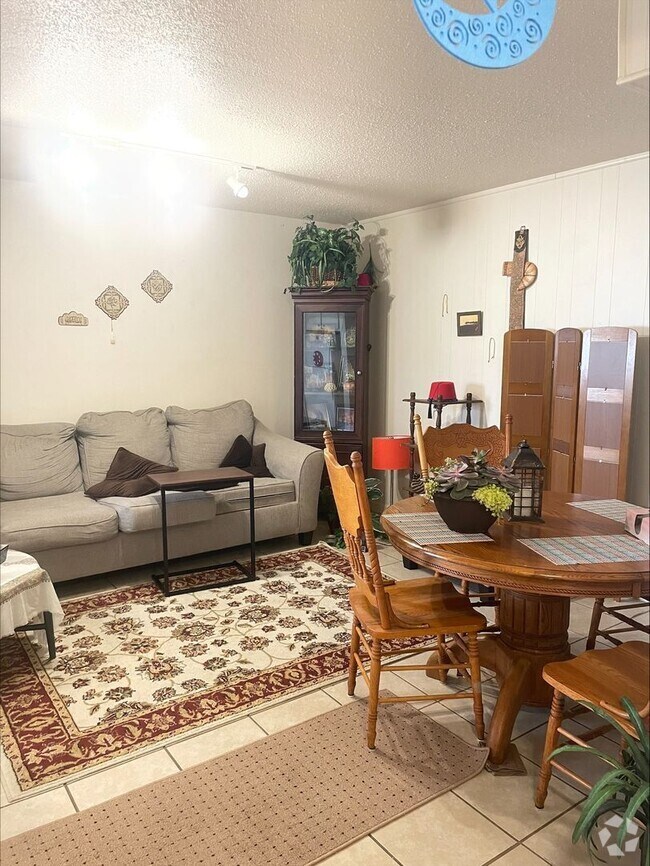 Building Photo - Location, location, location! 875 SF Unit-...