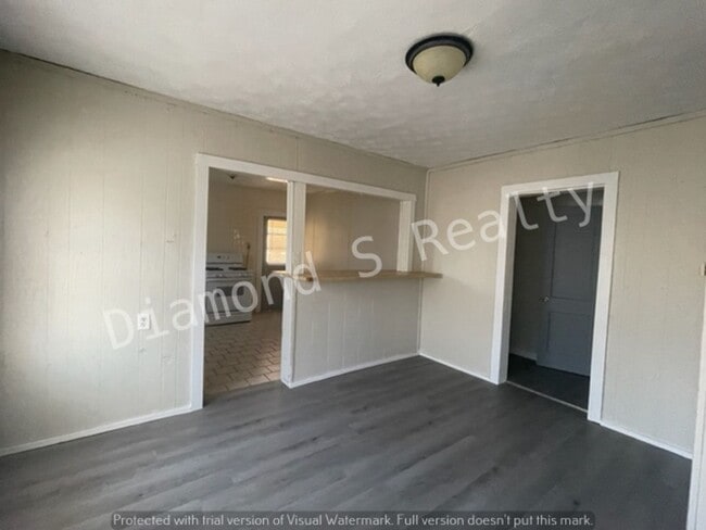 Building Photo - Spacious 2 Bedroom Home - Fenced Yard!