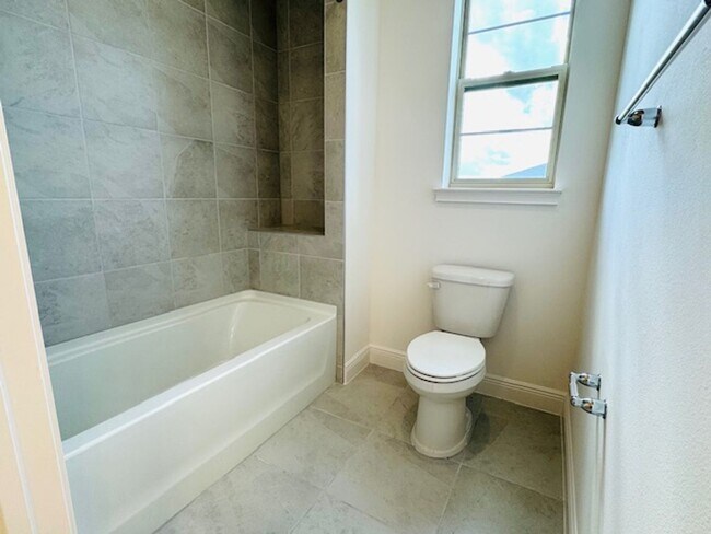 Building Photo - Home For Rent In Saint Cloud with 5 Bedroom/3 Baths