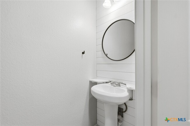 Building Photo - 606 Fairmont Dr