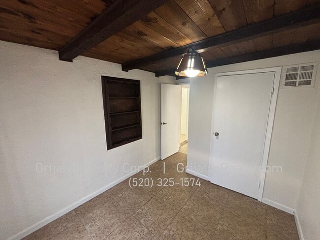 Building Photo - 2020 N Madelyn Ave