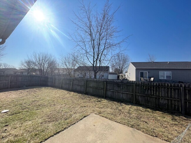 Building Photo - SUBLEASE - Three Bedroom Single Family Home with Fenced Backyard