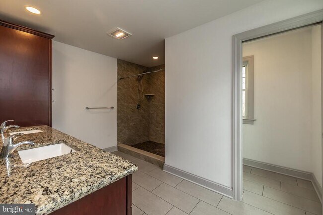 Building Photo - 411 James St