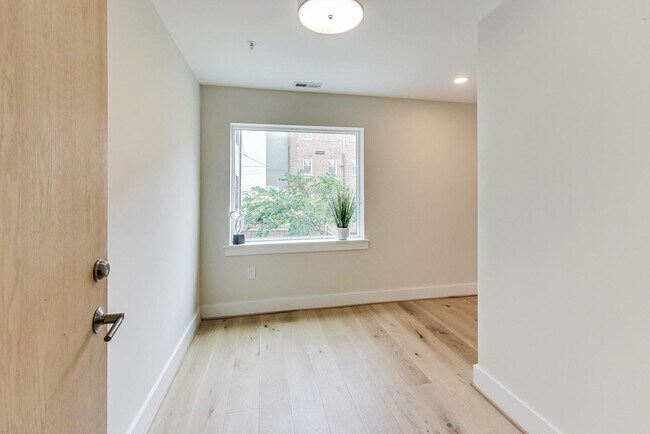 Building Photo - Gorgeous 2 bedroom 2 bath condo just steps from Columbia Hgts center $3,550