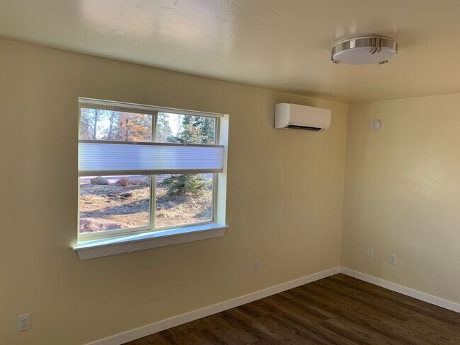 Building Photo - BEAUTIFUL SISTERS GROUND LEVEL APARTMENT, CLOSE TO DOWNTOWN!