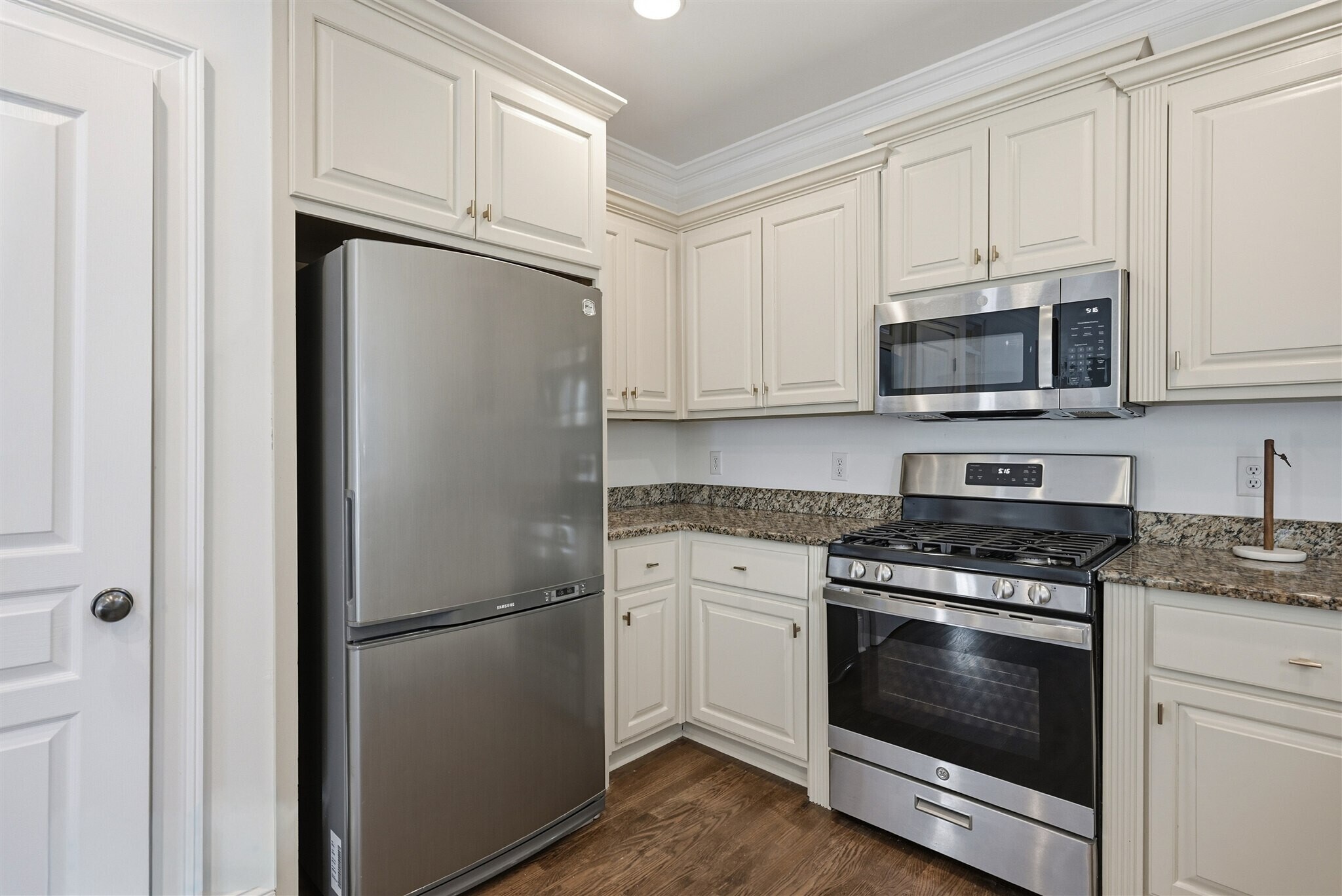 Building Photo - 2555 Hazel Dr SE