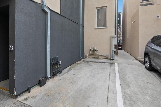 Building Photo - Lusso Lofts - Live work Town-home