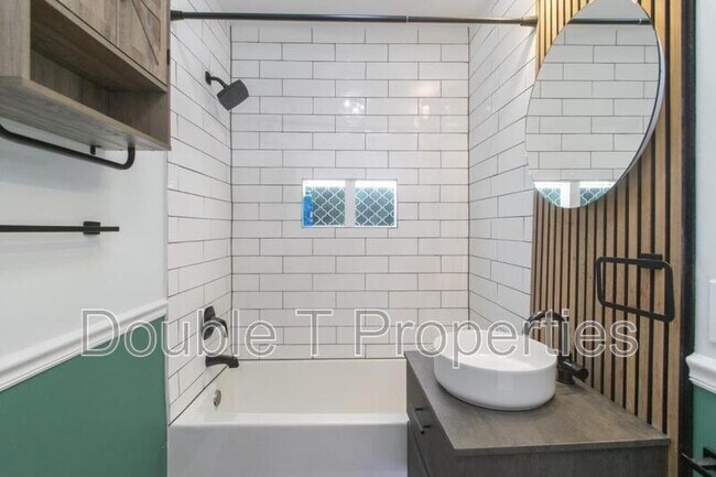 Building Photo - 922 South Paca St